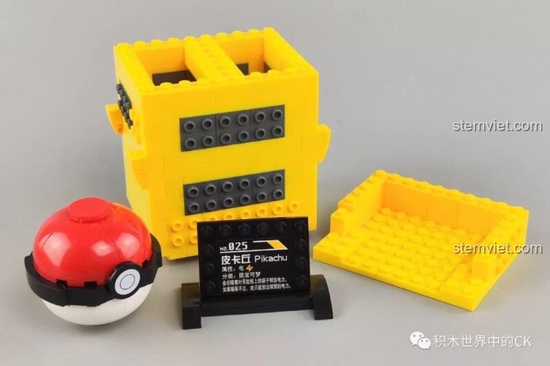Mô hình Pikachu đang được lắp ráp, cho thấy phần đầu với đôi mắt, má đỏ và miệng cười