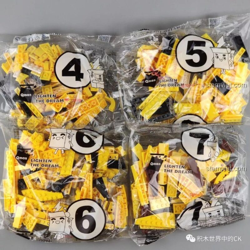 Một phần của mô hình Pikachu đang được lắp ráp, cho thấy cấu trúc bên trong với các khối màu xám và đen