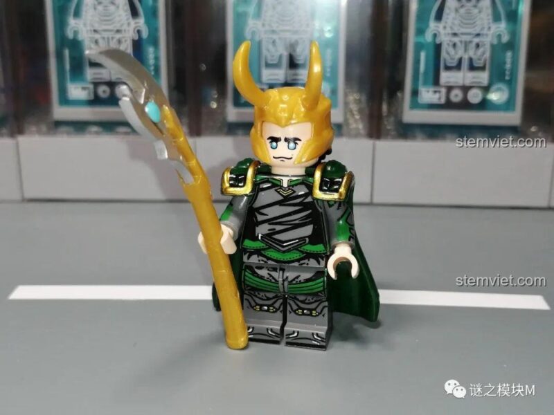 Minifigure Loki suit xanh đậm KF1550 nhìn từ bên hông.