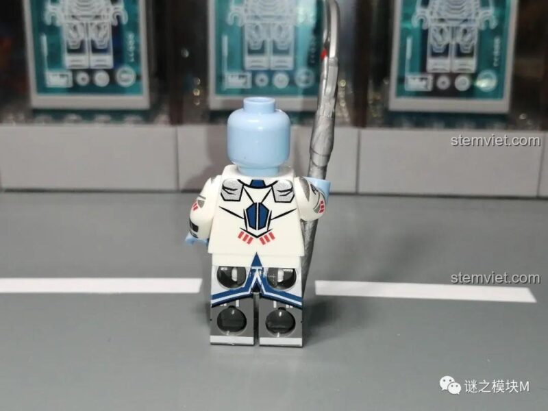 Ảnh chụp thực tế minifigure Frost Giant Loki (KF1552) với giáp và mũ sừng.