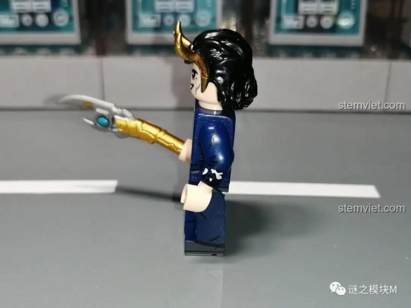 Ảnh chụp thực tế minifigure President Loki (KF1554) từ bộ sưu tập minifigure Loki. Chi tiết in sắc nét trên bộ vest xanh và huy hiệu LOKI.