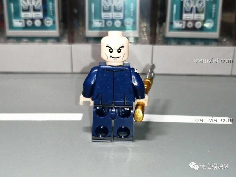 Minifigure President Loki KF1554 nhìn từ bên hông, thể hiện chi tiết in sắc sảo trên tay áo.