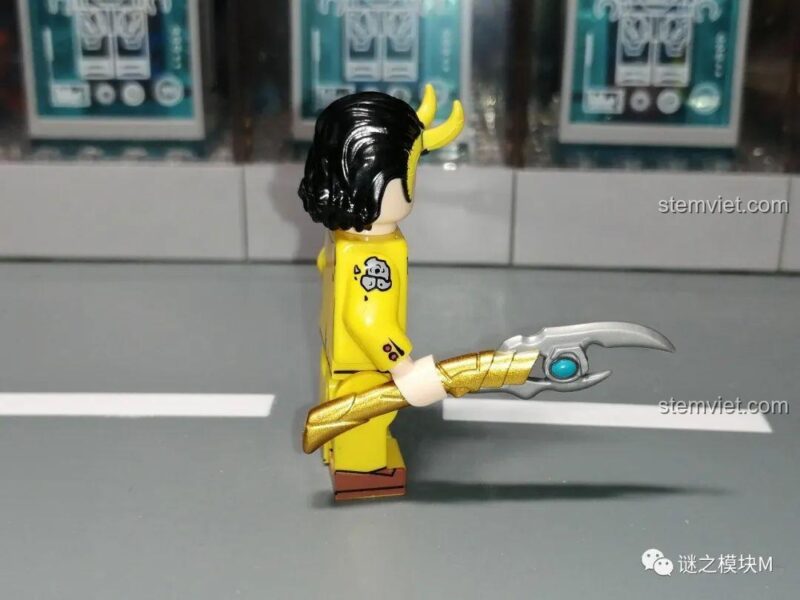 Cận cảnh chi tiết in trên cánh tay của minifigure Loki suit vàng KF1555.