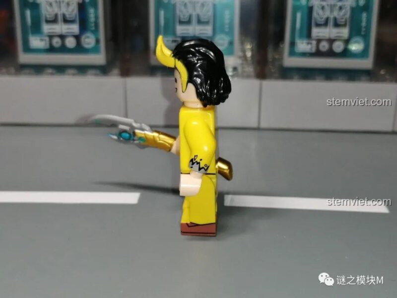 Ảnh chụp thực tế minifigure Loki trong bộ suit vàng (KF1555) từ bộ đồ chơi Kopf 6141.
