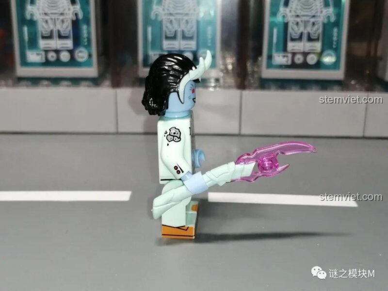 Chi tiết in trên cánh tay của minifigure Loki da xanh KF1556.
