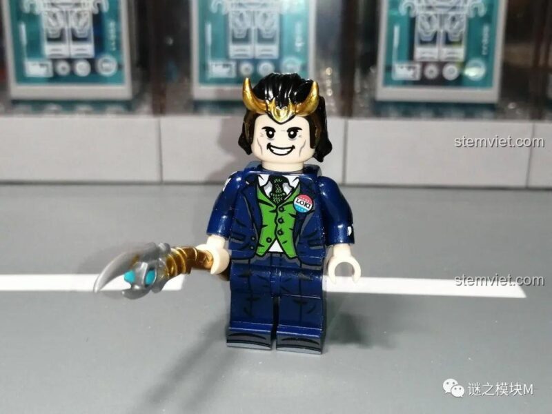 Cận cảnh kiểm tra độ tương thích giữa mũ và áo choàng của minifigure Frost Giant Loki, không bị cấn.