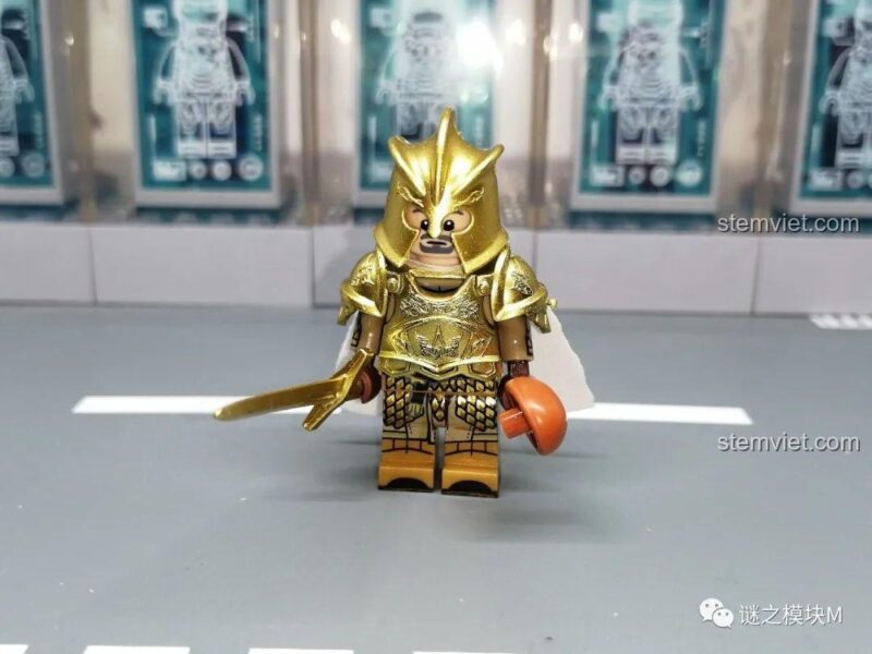 Cận cảnh chi tiết minifigure Vệ Vương KORUIT KT1001 phiên bản giáp vàng, một biến thể của bộ sưu tập minifigure Kingsguard.