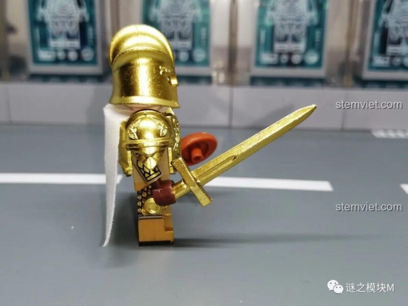 Mặt sau của minifigure Vệ Vương Koruit với áo choàng trắng và chi tiết giáp.