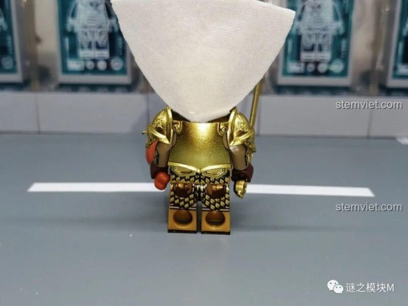 Minifigure Vệ Vương Koruit nhìn từ phía sau, đội mũ giáp vàng.