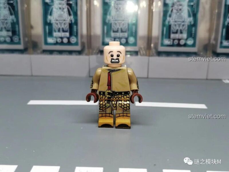 Chi tiết in bên hông của minifigure Vệ Vương Koruit phiên bản vàng.