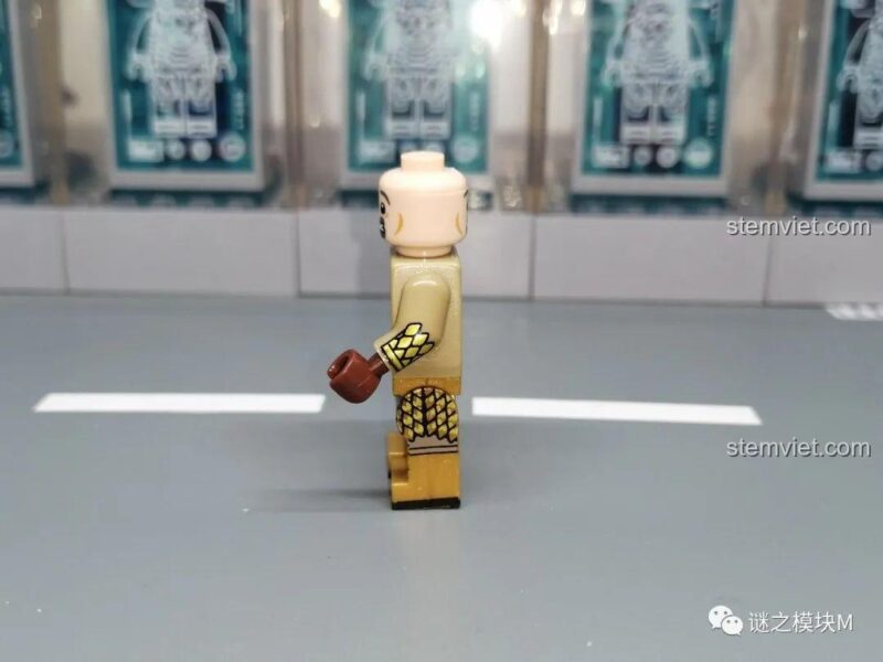 Mặt sau thân của minifigure Vệ Vương Koruit phiên bản vàng.