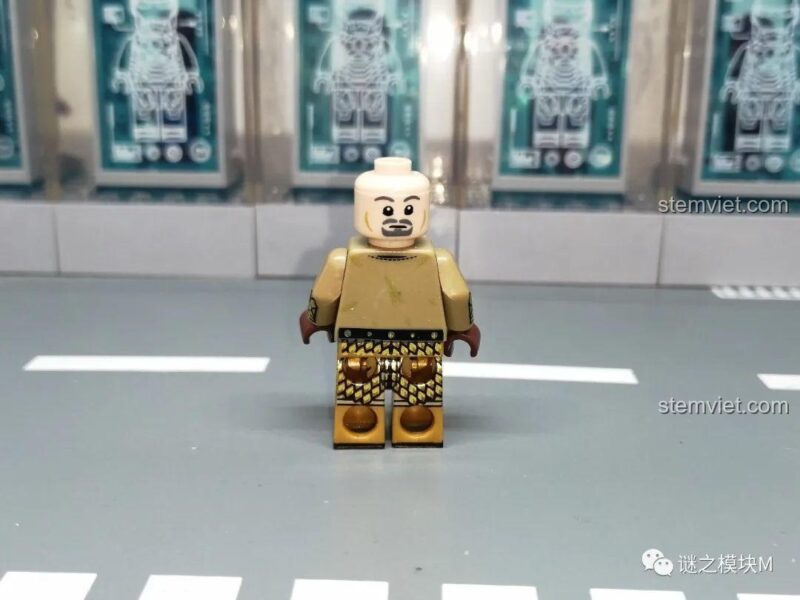 Chi tiết in trên thân của minifigure Vệ Vương Koruit XP-132 phiên bản bạc.