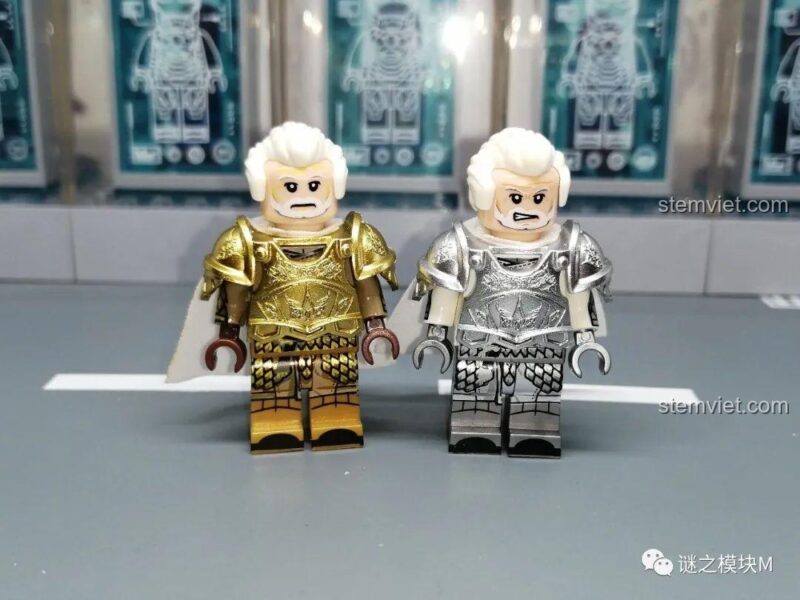 Chi tiết in trên thân của minifigure Vệ Vương Koruit phiên bản vàng.