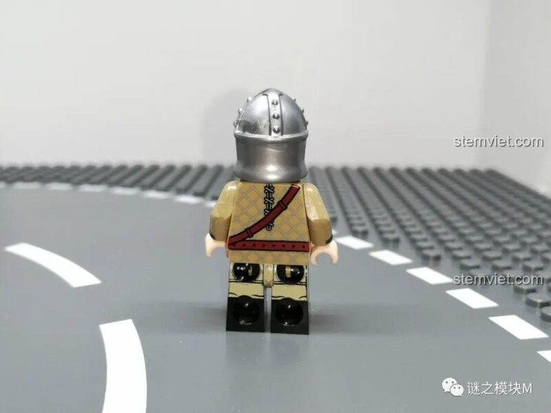 Chi tiết mặt sau của minifigure Cung thủ Baratheon, với dây đeo cung tên in sắc nét.