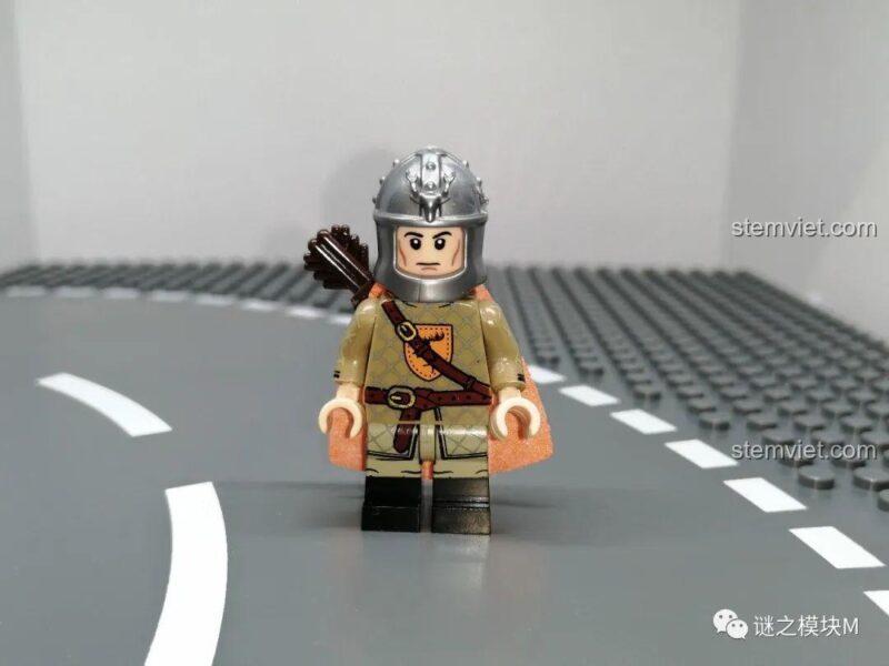 Chi tiết mặt trước của minifigure Cung thủ Baratheon, thuộc bộ sưu tập Binh lính nhà Baratheon Koruit.