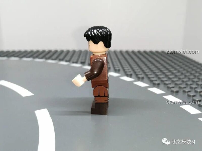 Chi tiết mặt bên của minifigure Beric Dondarrion, cho thấy in tay và chân.