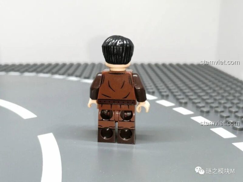 Chi tiết mặt sau của minifigure Beric Dondarrion, với các đường may in trên áo.
