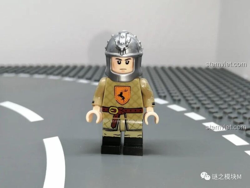 Chi tiết mặt trước của minifigure lính Baratheon, với huy hiệu hươu trên ngực.
