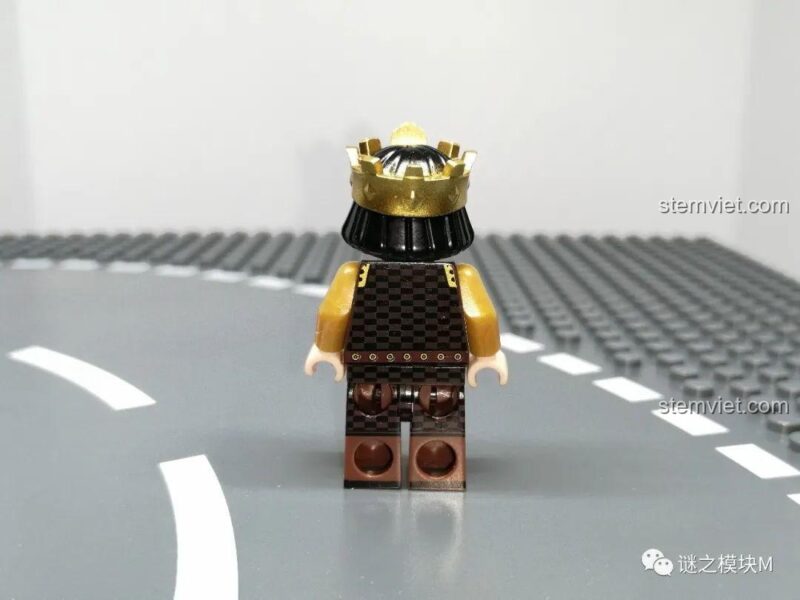 Chi tiết mặt sau của minifigure Vua Baratheon, họa tiết giáp tinh xảo.