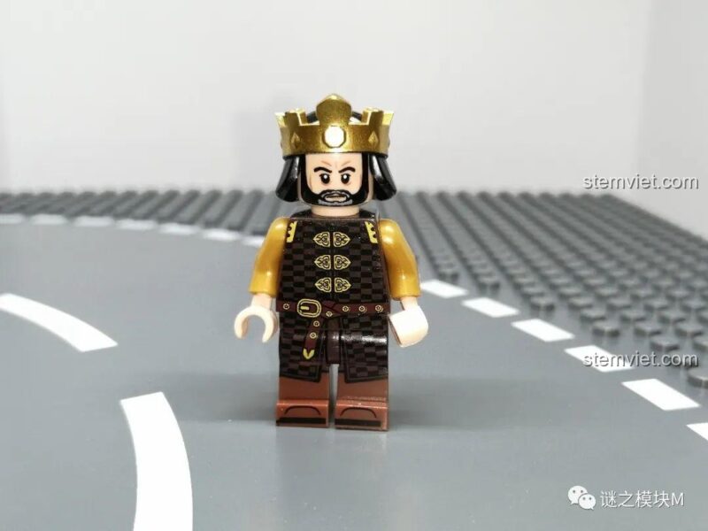Chi tiết mặt trước của minifigure Vua Baratheon, áo giáp vàng và đen.