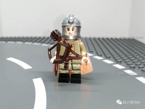 Ảnh review minifigure Cung thủ Baratheon từ bộ đồ chơi Koruit 1029, chi tiết nỏ và mũ giáp.