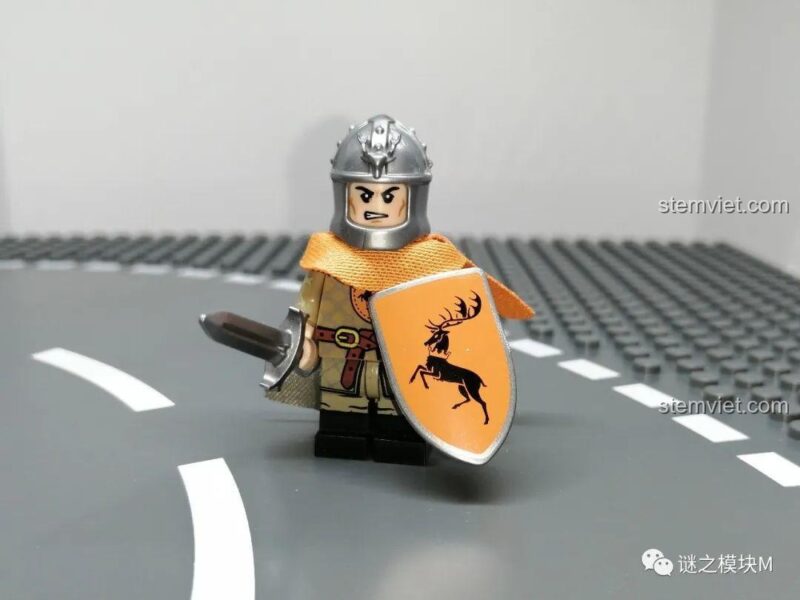 Ảnh review minifigure Kiếm sĩ Baratheon từ bộ sưu tập minifigure Gia tộc Baratheon, trang bị khiên và kiếm.