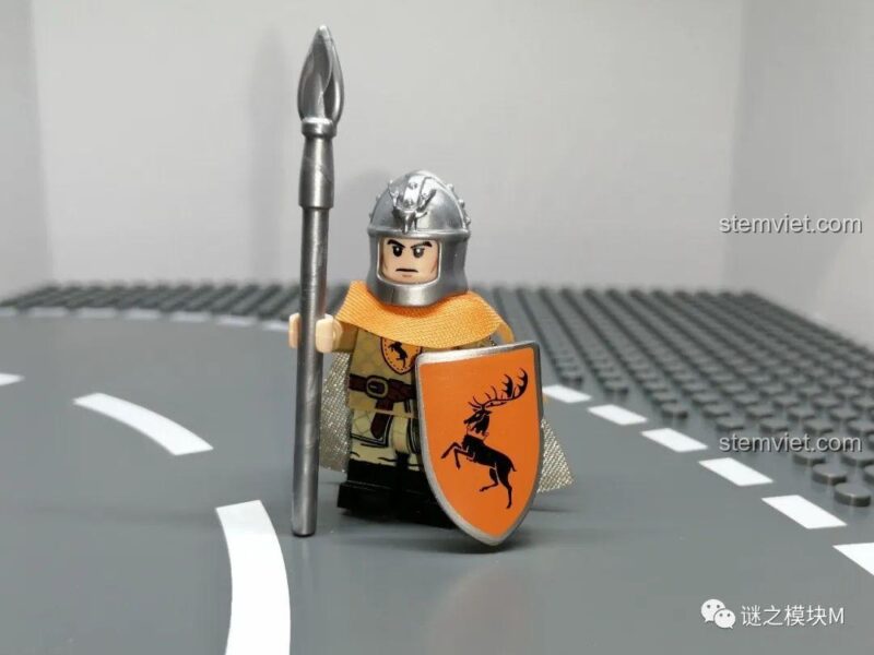 Ảnh review minifigure Lính ném lao Baratheon từ bộ đồ chơi Koruit KT1029, chi tiết khiên in hình hươu.