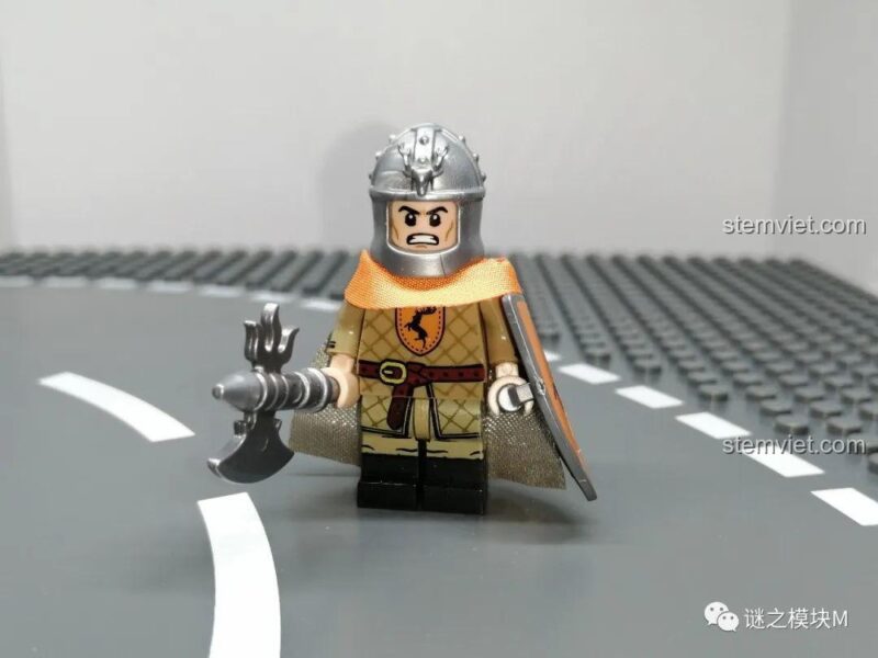 Ảnh review minifigure Lính rìu Baratheon từ bộ đồ chơi Gia tộc Baratheon, với biểu cảm giận dữ.