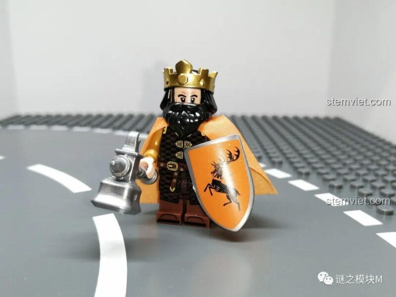 Ảnh review minifigure Vua Baratheon từ bộ Koruit KT1029 Gia tộc Baratheon, với vương miện và râu rậm.