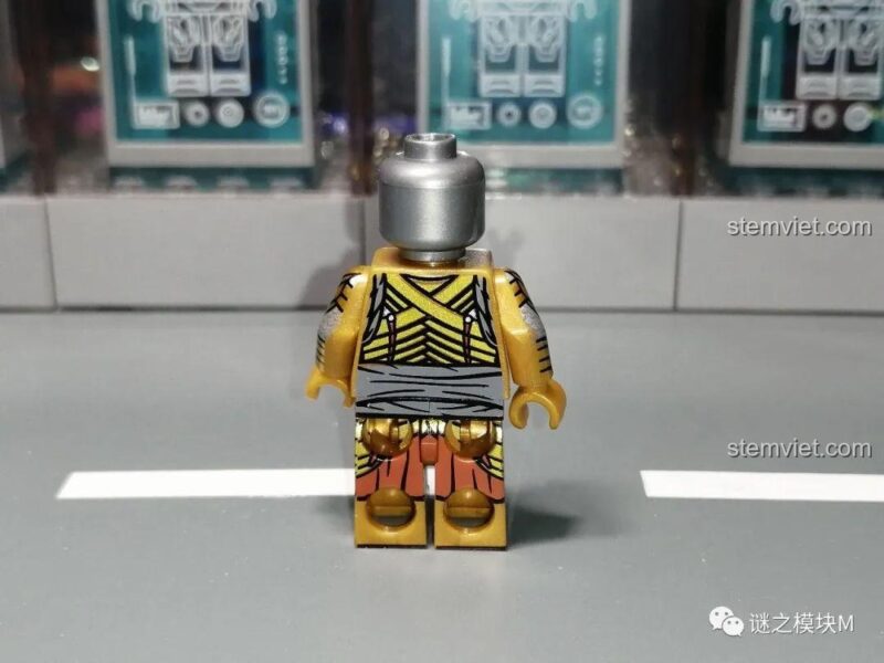 Chi tiết in mặt sau của minifigure Yêu tinh Noldor. Bộ đồ chơi KORUIT KT1032.