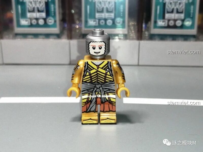 Chi tiết in mặt trước của minifigure Yêu tinh Noldor không đội mũ. Bộ lắp ghép KORUIT KT1032.