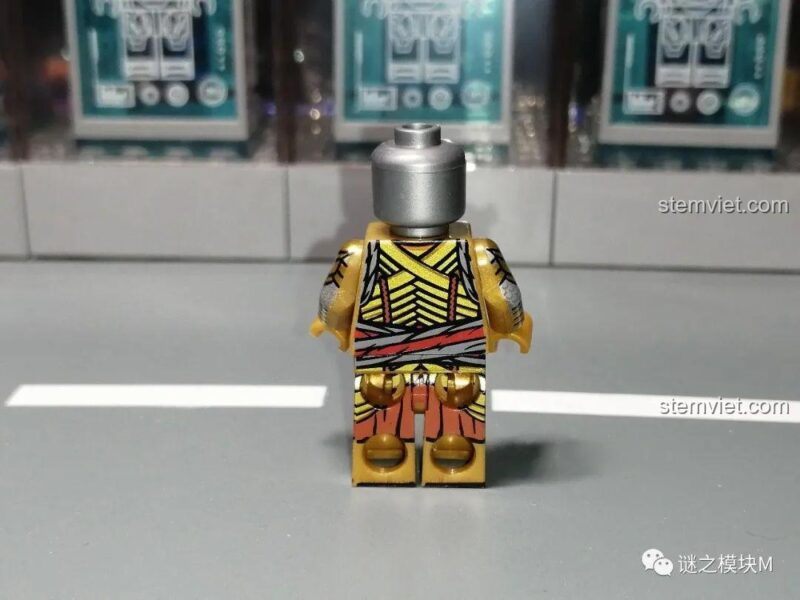 Ảnh review chi tiết in sau lưng của minifigure có biểu cảm giận dữ.