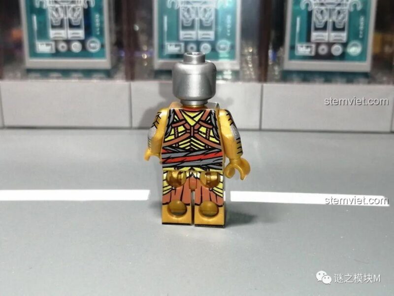 Ảnh review chi tiết in sau lưng của minifigure có dây đai chéo.