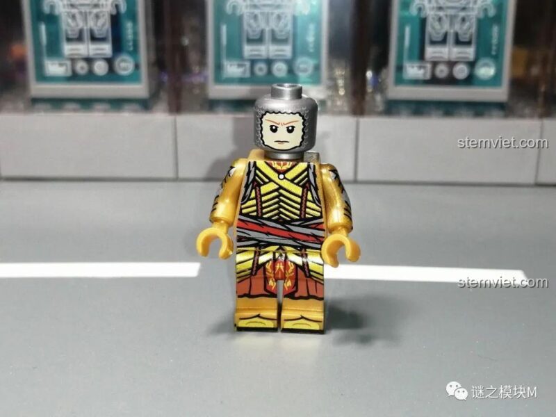 Ảnh review một mẫu minifigure khác với biểu cảm giận dữ, thể hiện sự đa dạng trong bộ KORUIT KT1032.