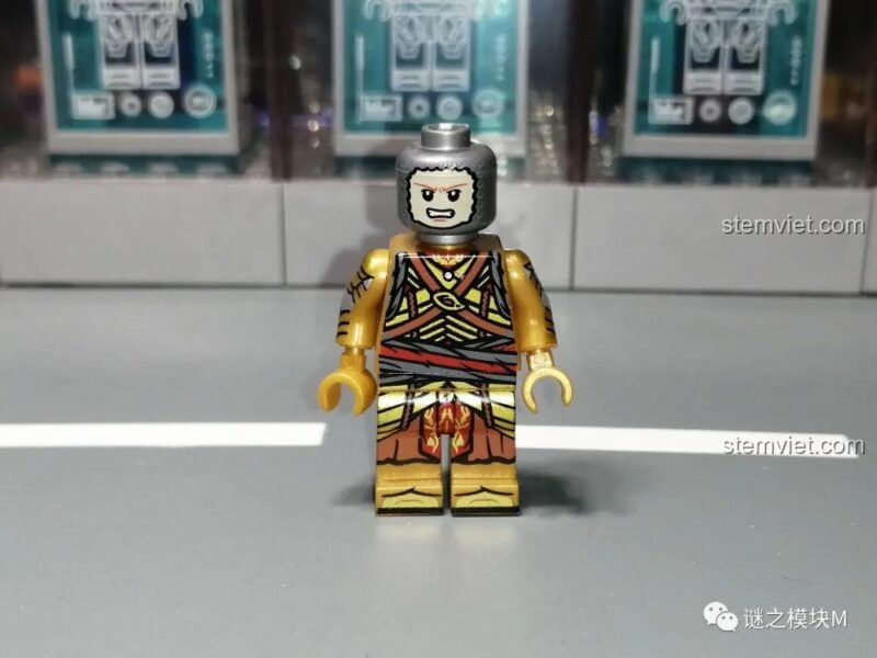 Ảnh review một mẫu minifigure khác với dây đai chéo ngực được in trên thân.