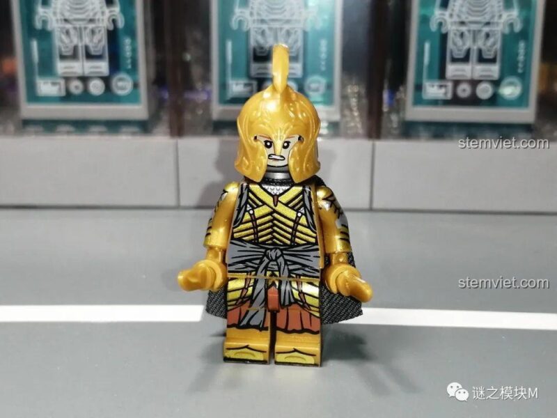 Ảnh review minifigure KORUIT KT1032 không đội mũ, cho thấy phần đầu và tóc màu xám bạc bên trong.