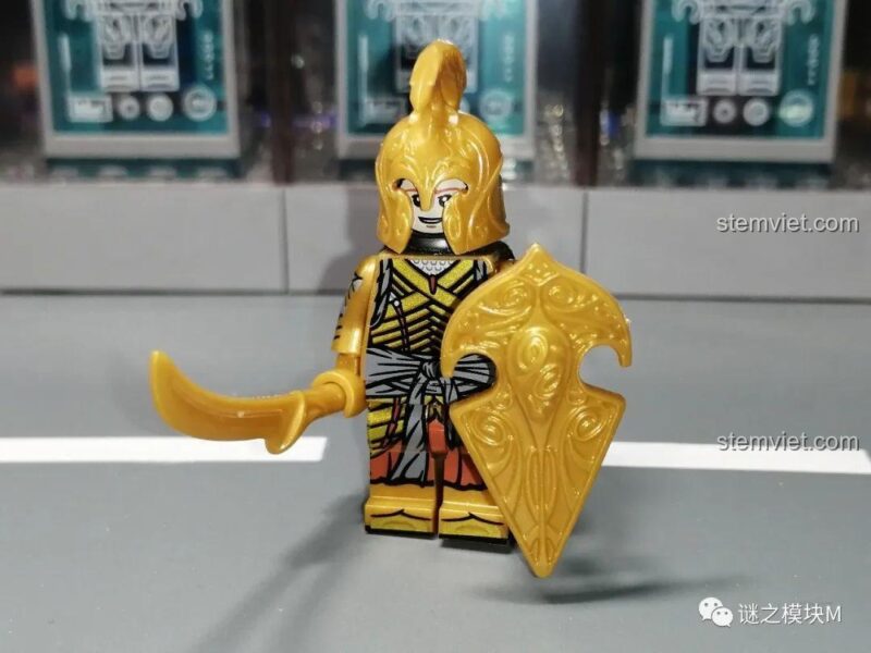 Ảnh review một minifigure khác trong bộ KORUIT KT1032, cầm kiếm và khiên với tư thế phòng thủ.