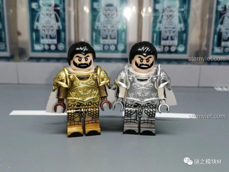 So sánh hai phiên bản minifigure Barristan Selmy giáp vàng và giáp bạc của KORUIT.
