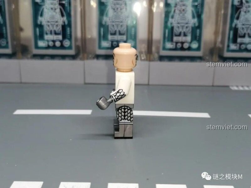 Góc nhìn bên của thân minifigure Vệ Vương KORUIT phiên bản bạc.