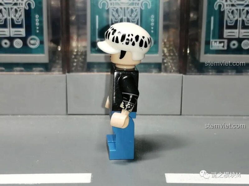 Ảnh chụp phía sau của minifigure Franky Băng Mũ Rơm 057, thể hiện họa tiết in sau lưng áo.