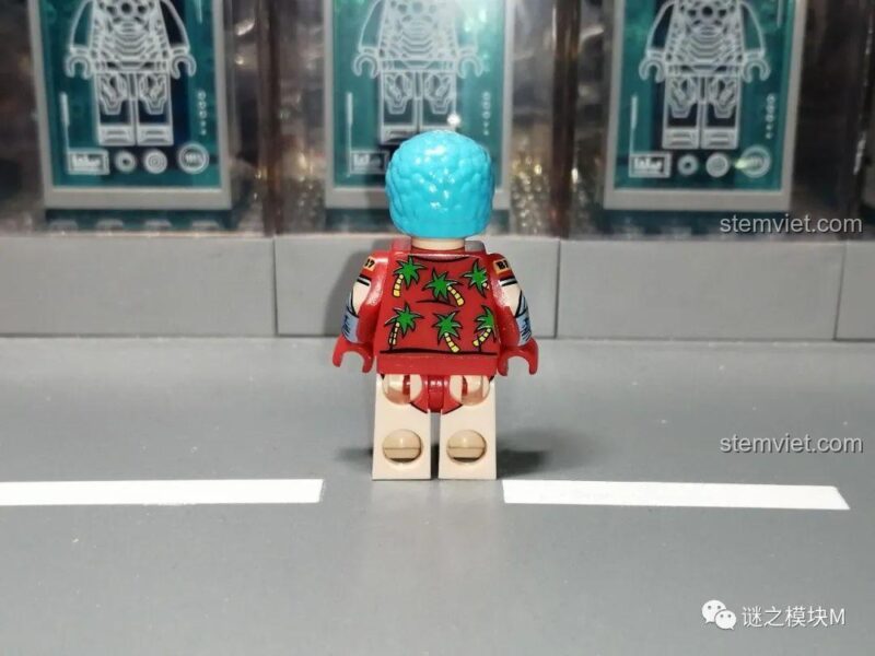 Ảnh chụp thực tế minifigure KORUIT XP-059 Sakazuki (Akainu) từ bên hông, thể hiện chi tiết in trên tay và hông của nhân vật.