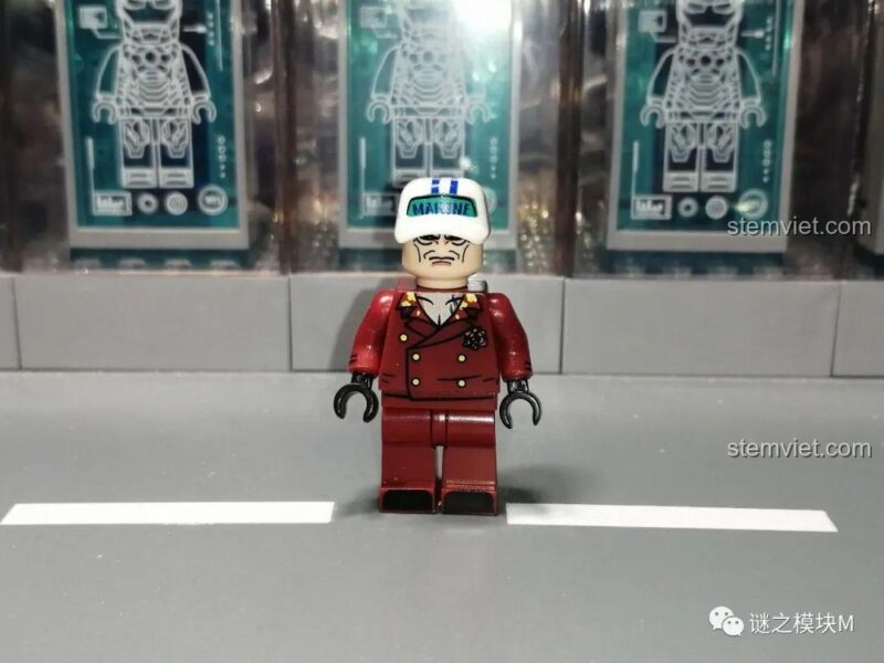Ảnh chụp thực tế minifigure KORUIT XP-059 Sakazuki (Akainu) từ phía sau, cho thấy các đường nét in trên lưng áo khoác hải quân.