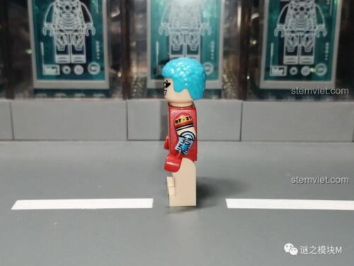 Ảnh chụp thực tế minifigure KORUIT XP-059 Sakazuki (Akainu) từ phía trước, cho thấy chi tiết in sắc nét trên bộ quân phục màu đỏ và biểu cảm nghiêm nghị.