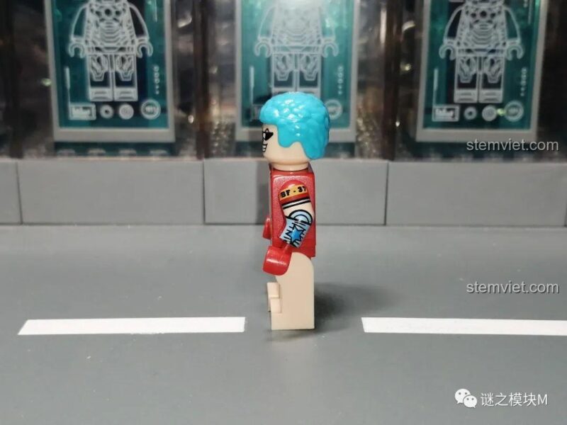 Ảnh chụp thực tế minifigure KORUIT XP-059 Sakazuki (Akainu) từ phía trước, cho thấy chi tiết in sắc nét trên bộ quân phục màu đỏ và biểu cảm nghiêm nghị.