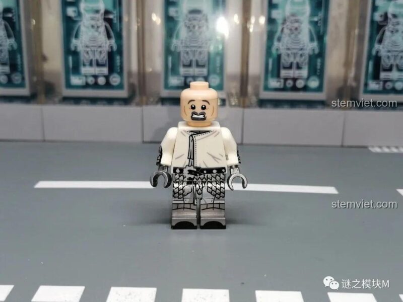 Chi tiết in bên hông của minifigure Vệ Vương Koruit XP-132 phiên bản bạc.