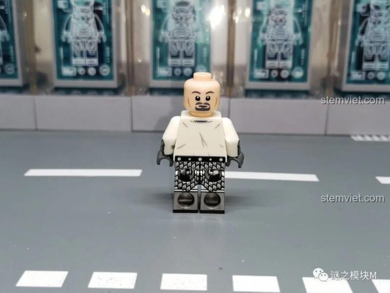 So sánh hai phiên bản giáp vàng và bạc của minifigure Vệ Vương Koruit.