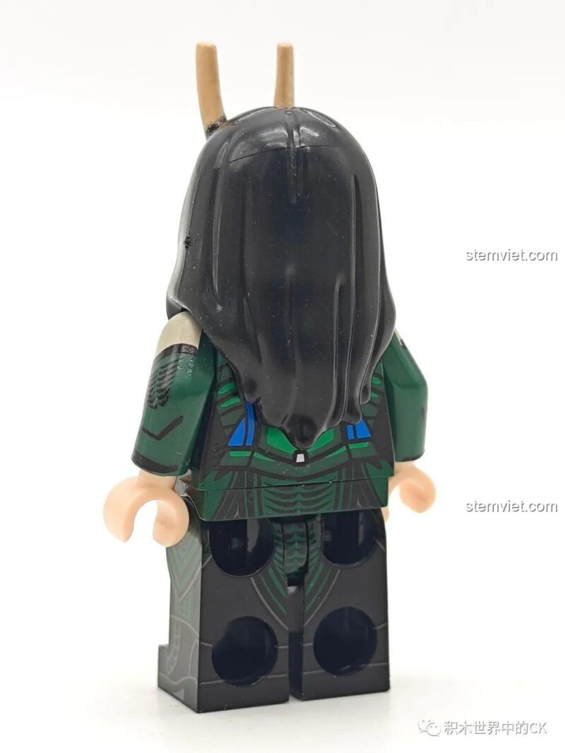 Mặt sau của minifigure Mantis KORUIT XP-534 với chi tiết in sắc nét, thể hiện sự đầu tư vào sản phẩm.
