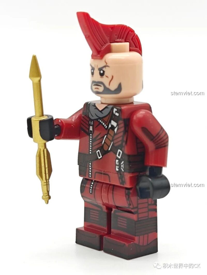 Ảnh chụp cận cảnh mặt sau của minifigure Drax XP-532, thể hiện chi tiết in ấn.