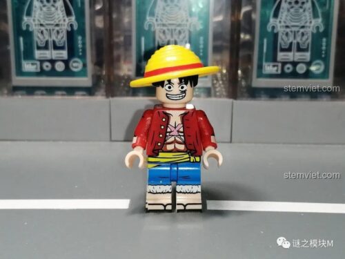 Ảnh chụp thực tế minifigure đồ chơi mô hình Monkey D. Luffy XP-058 của hãng KORUIT, cho thấy chi tiết in sắc nét trên thân và khuôn mặt.