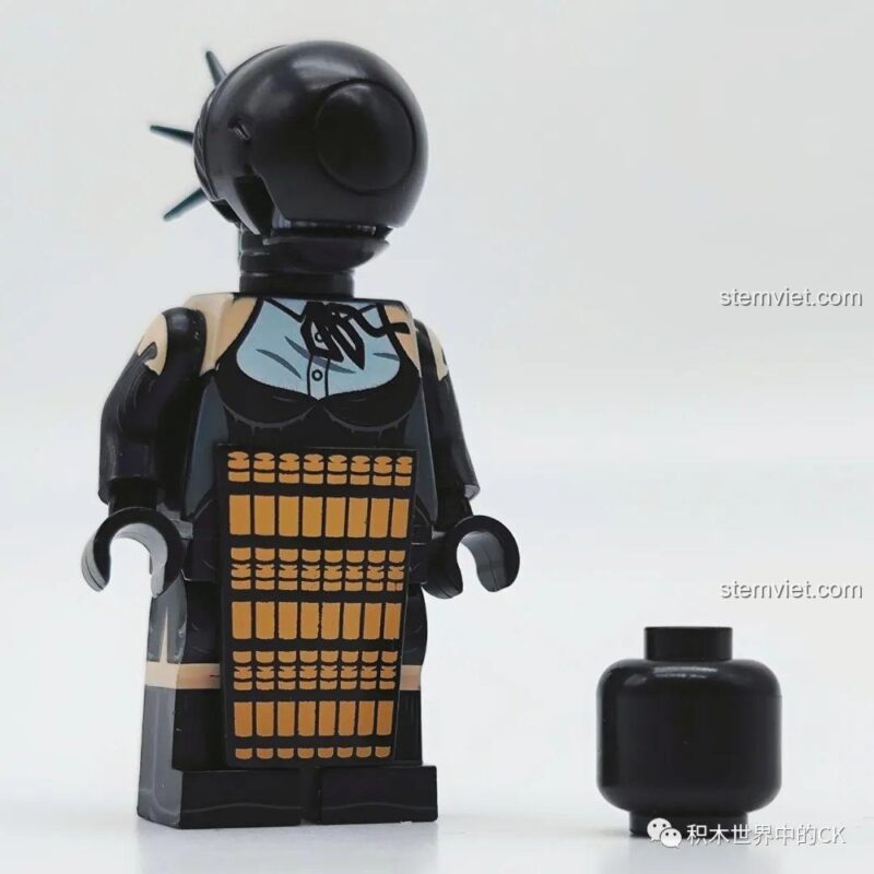 Cận cảnh mặt trước minifigure Makima XP-515 từ KORUIT. Nhân vật Makima Chainsaw Man với mái tóc đỏ và trang phục công sở đặc trưng. Hàng chất lượng cao cho người sưu tầm.